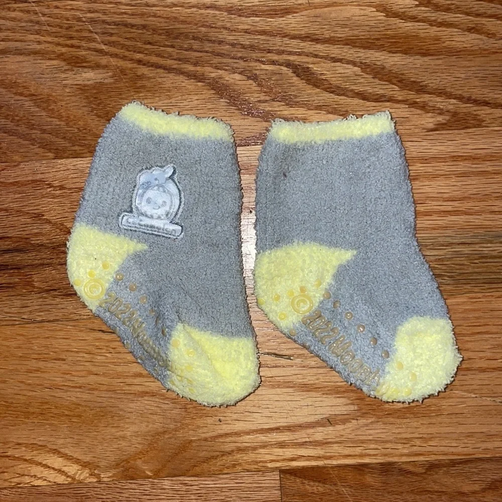 NEW target Socks with matching gloves Gray and yellow 2T, 3T